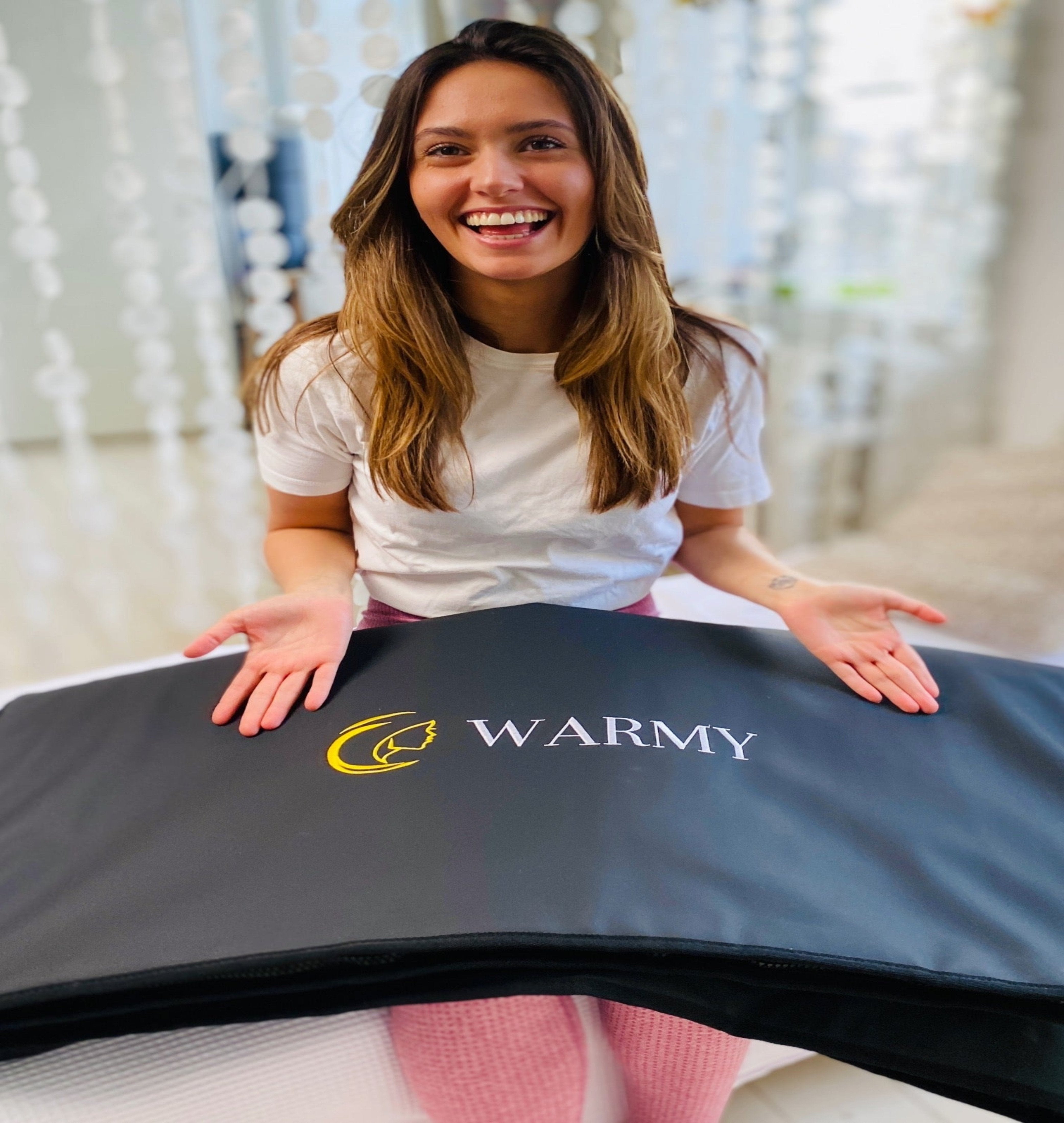 Pige sidder med saunatæppe